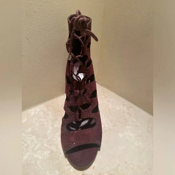 BCBG Generation burgundy peep toe lace heels shoes sandals .  Size 38.5/8.5 - Picture 10 of 17